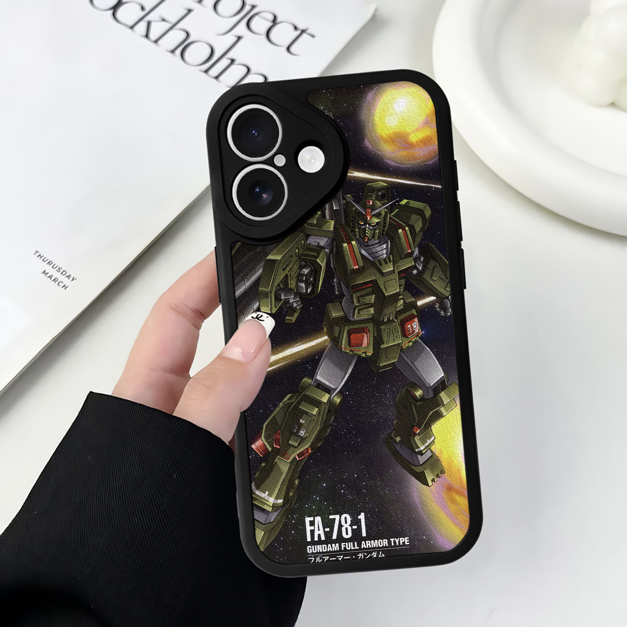 （画像用） 機動戦士ガンダム Mobile Suit Gundam 【iPhone 16シリーズ対応】シリコンスマホケース（レザー調） 材質：シリコン